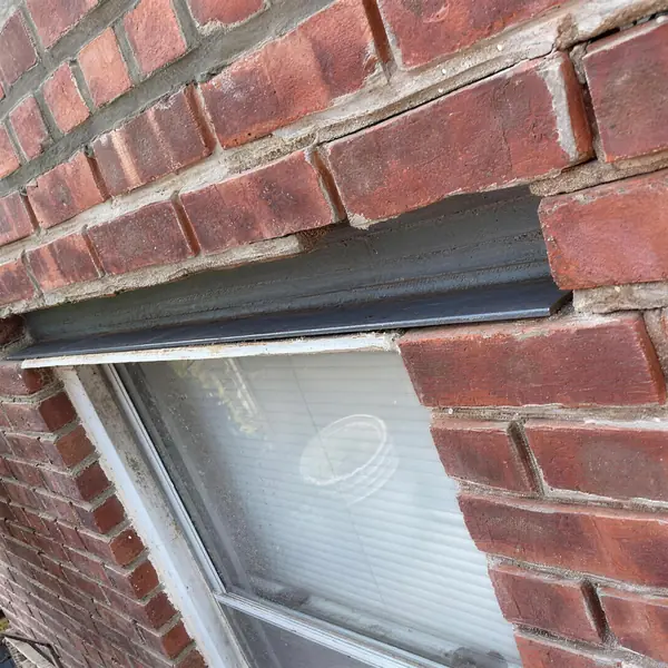 Ladrillo con juntas rehechas alrededor de una ventana