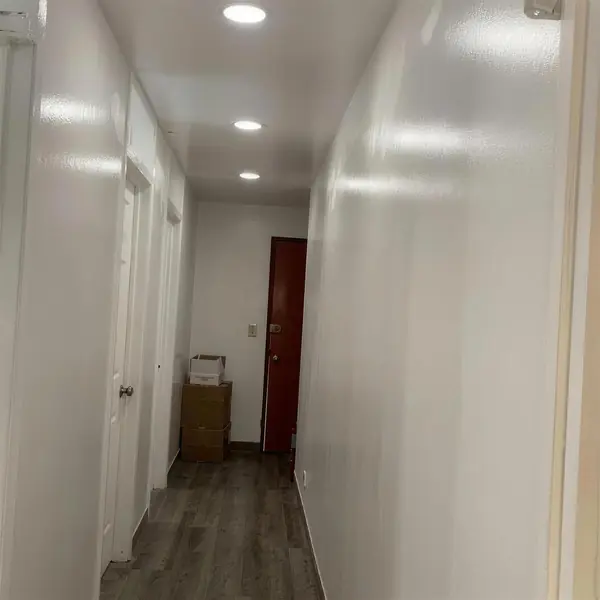 El mismo pasillo con el techo reparado