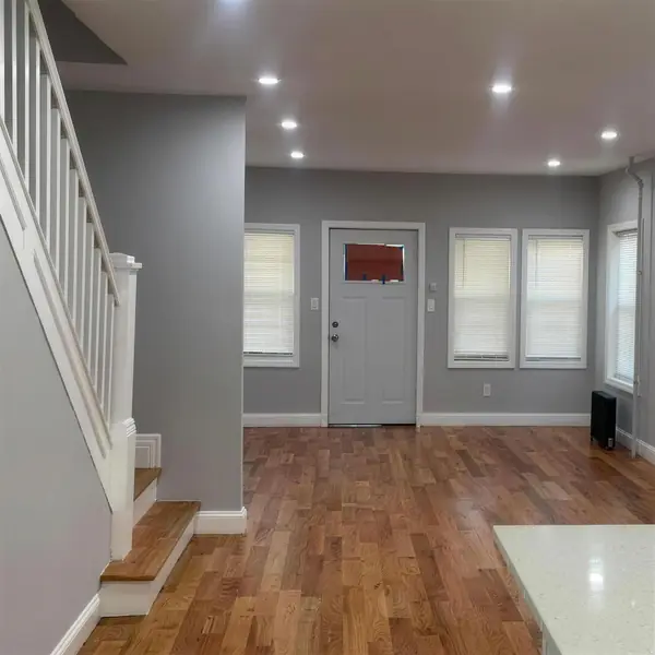 Sala remodelada con piso de madera
