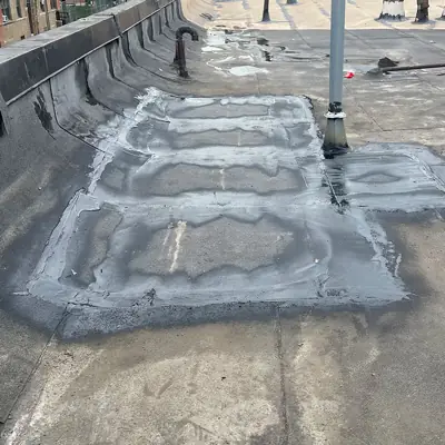 Parches de reparación de goteras en un techo plano